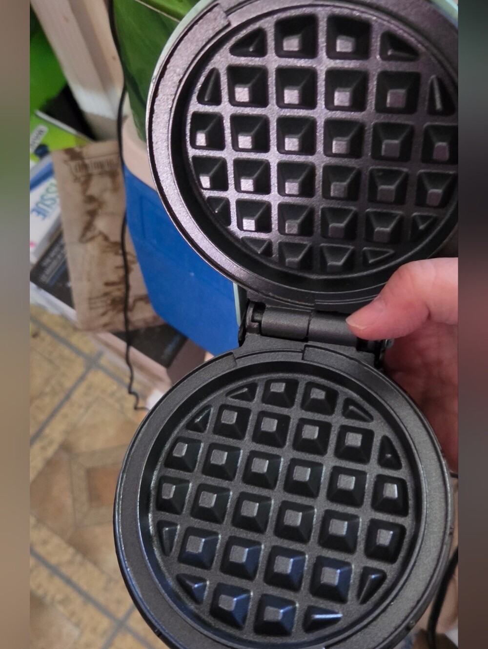 ๐ DASH Mini Waffle Maker, EUC In Box - Picture 3 of 5